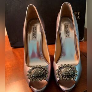 Badgley Mischka Pewter Heels Pumps
$25 $215 |
Size:8